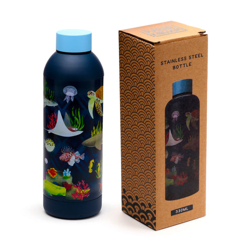 Angled view of a dark blue 530ml stainless steel insulated drinks bottle with a light blue cap and colourful marine life design, shown alongside its brown cardboard box with a black wave pattern.
